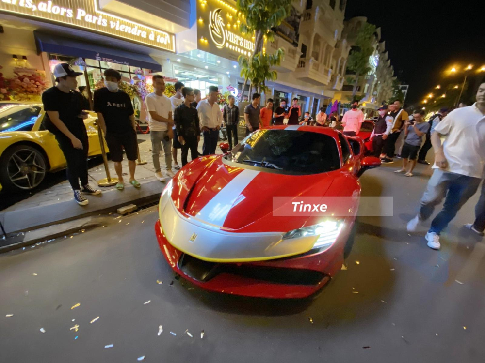 Chỉ có 2 chiếc siêu xe Ferrari SF90 Stradale được mang về nước và chiếc thứ 2 đã được chủ nhân lên bộ tem cho giống với phiên bản Assetto Fiorano.