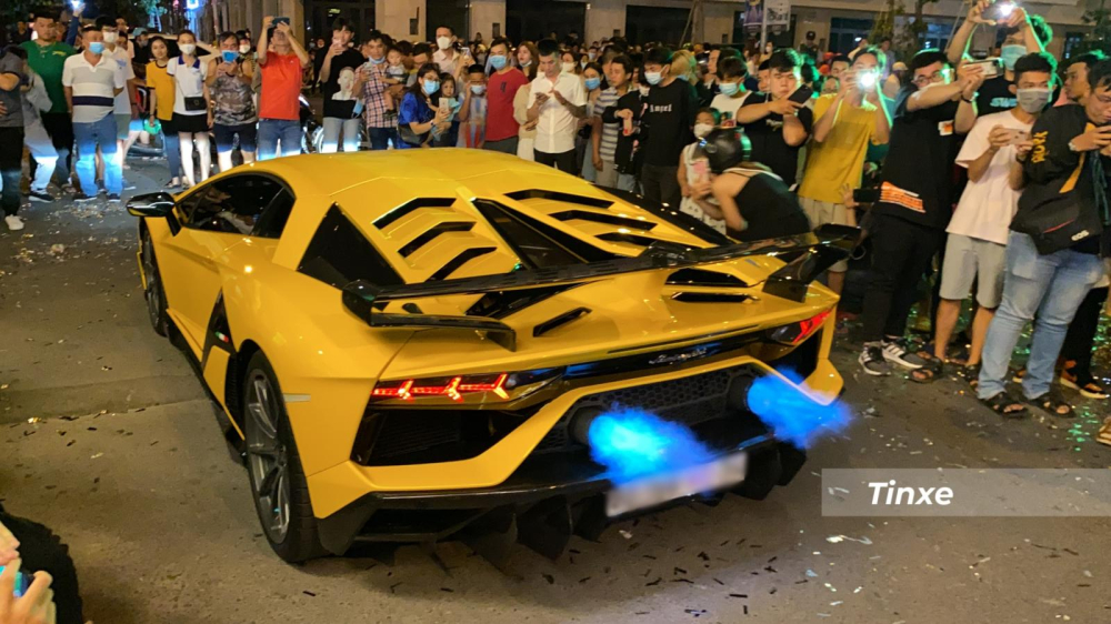 Hàng trăm người dân vây quanh để xem siêu xe Lamborghini Aventador SVJ khạc lửa