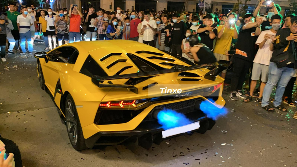 Lamborghini Aventador SVJ được người điều khiển cho nẹt pô khạc lửa hơn 3 phút