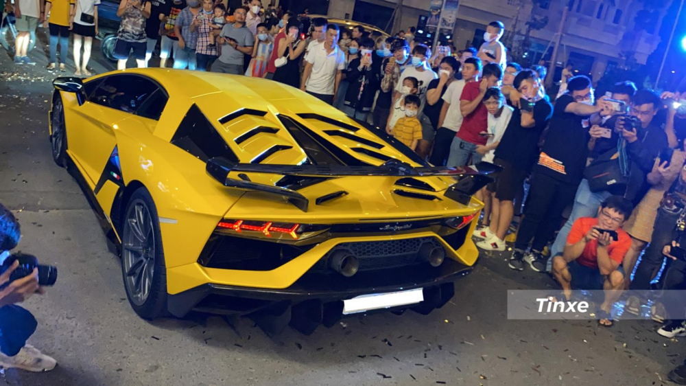 Chiếc siêu xe Lamborghini Aventador SVJ nhanh chóng được người lái điều khiển vào vị trí đỗ