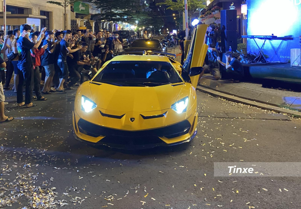 Sau hơn 1 tiếng được chủ nhân cho nghỉ ngơi, siêu bò tiếp tục được mang ra nẹt pô khạc lửa