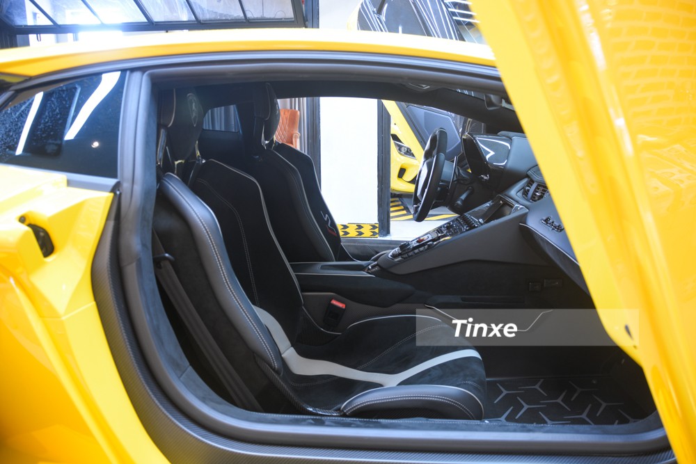 Khoang lái siêu xe Lamborghini Aventador SVJ màu vàng
