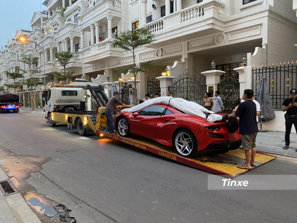 Chiếc si&ecirc;u xe Ferrari F8 Tributo được vận chuyển đến G&ograve; Vấp c&ugrave;ng Ferrari SF90 Stradale bằng xe chuy&ecirc;n dụng