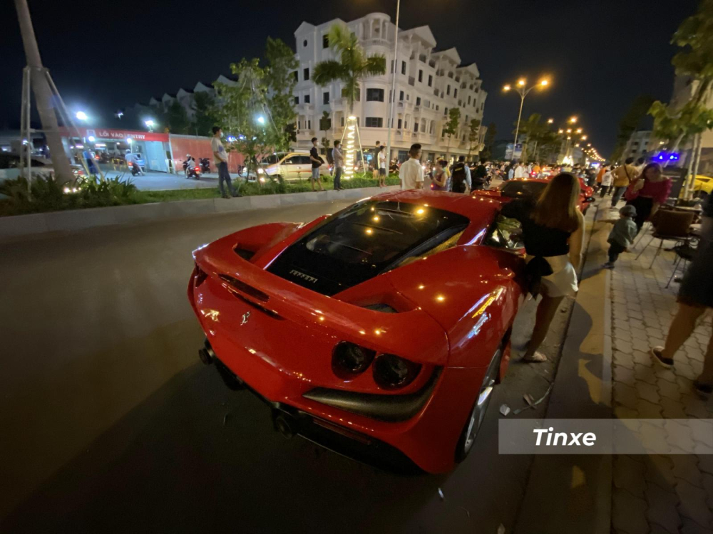 Sự c&oacute; mặt của Ferrari F8 Tributo thu h&uacute;t kh&ocirc;ng &iacute;t sự quan t&acirc;m của kh&aacute;ch tham quan