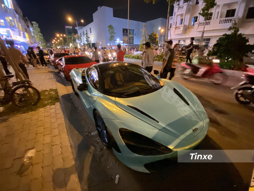 Siêu xe McLaren 720S cùng hàng dài siêu xe xếp hàng tại Gò Vấp