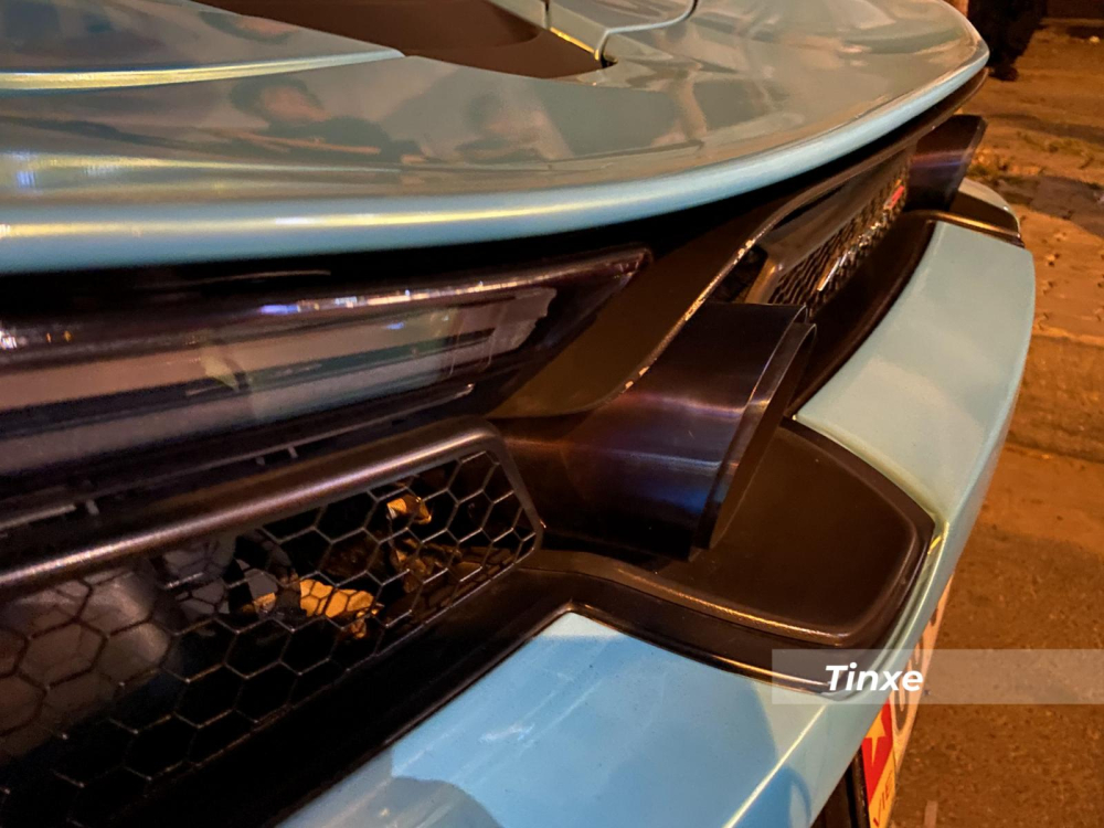 Ống xả độ titanium của McLaren 720S