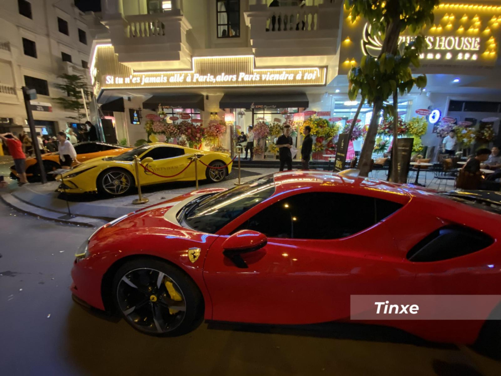 Ngoài bộ tem ra, chiếc siêu xe Ferrari SF90 Stradale từng của nữ doanh nhân Gò Vấp có thêm trang bị cánh gó đuôi carbon trong gói tuỳ chọn Assetto Fiorano.