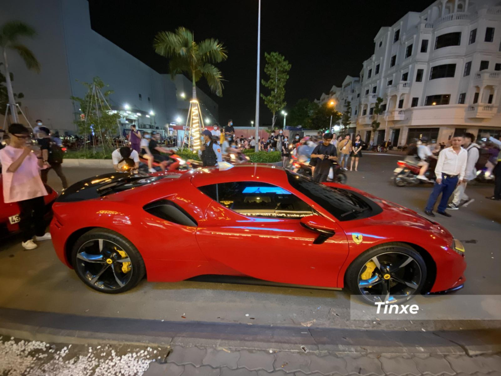 Ferrari SF90 Stradale đang là mẫu xe ngựa chồm rất được giới nhà giàu Việt quan tâm lúc này, trước đó, Cường Đô-la đặt mua Ferrari SF90 Stradale theo diện chính hãng cũng đã nhận được sự quan tâm của giới truyền thông trong nước.
