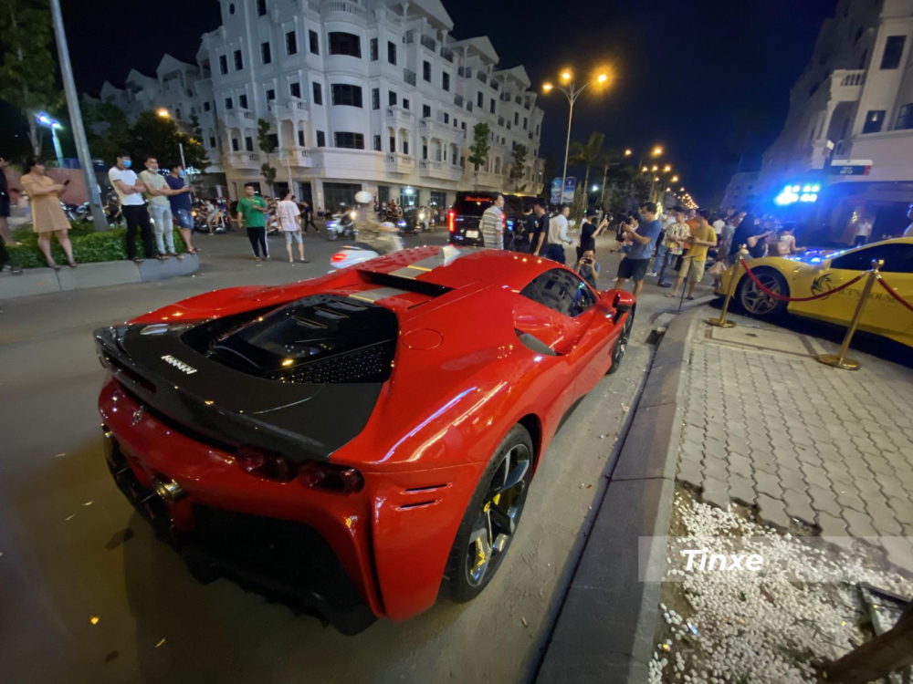 Nhìn vào trang bị bộ mâm cũng như cánh gió đuôi của chiếc siêu xe Ferrari SF90 Stradale này khiến không ít người nghi ngờ đây là chiếc xe Ferrari SF90 Stradale thứ 2 về Việt Nam thuộc sở hữu của nữ doanh nhân 9X tại Gò Vấp đã được dán lại bộ tem cá tính này.