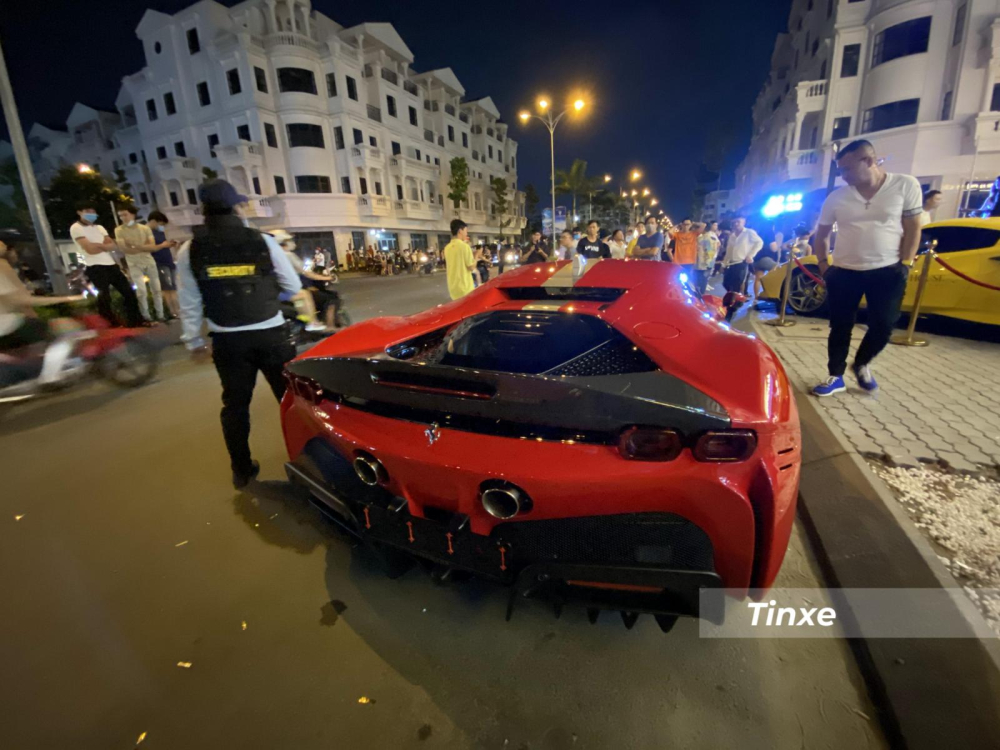 Hai xe Ferrari SF90 Stradale về dải đất hình chữ S đều có màu sơn đỏ truyền thống nhưng chiếc xe Ferrari SF90 Stradale này có thêm bộ tem trong gói Assetto Fiorano.