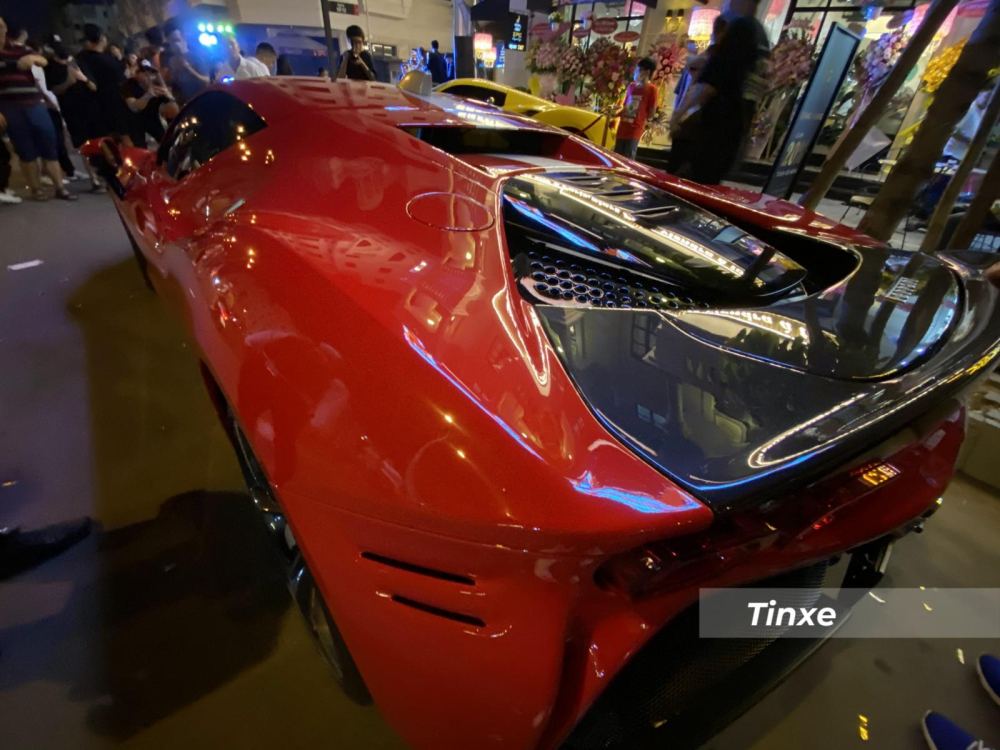 Sức mạnh của động cơ plug-in hybrid đã cho phép siêu phẩm Ferrari SF90 Stradale có thể tăng tốc từ vị trí xuất phát lên 100 km/h trong thời gian 2,5 giây, thêm 4,2 giây để tăng tốc lên 200 km/h trước khi đạt vận tốc tối đa 340 km/h. Ngoài ra, Ferrari SF90 Stradale có thể hoàn thành quãng đường 25 km chỉ bằng mô-tơ điện trên cầu trước.