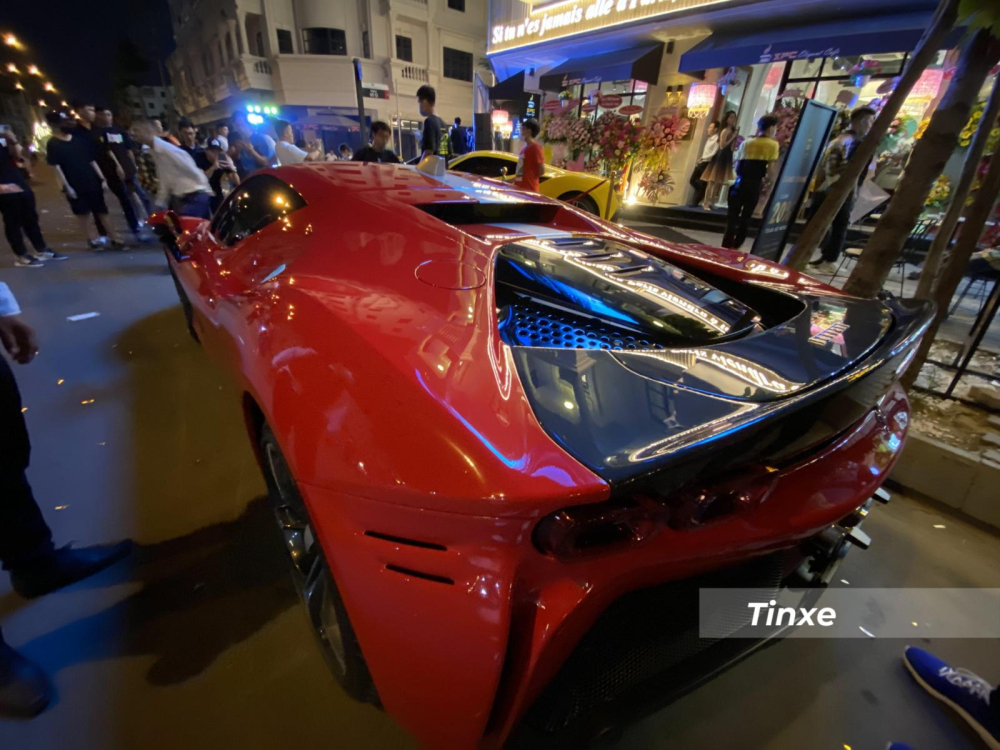Siêu phẩm Ferrari SF90 Stradale được trang bị động cơ xăng V8, tăng áp, dung tích 4.0 lít, sản sinh công suất tối đa 769 mã lực và mô-men xoắn cực đại 800 Nm. Động cơ này kết hợp với hệ thống hybrid bao gồm 3 mô-tơ điện. Trong đó, 1 mô-tơ điện nằm kẹp giữa động cơ V8 và hộp số tự động ly hợp kép 8 cấp mới. 2 mô-tơ điện còn lại được đặt trên cầu trước của Ferrari SF90 Stradale.