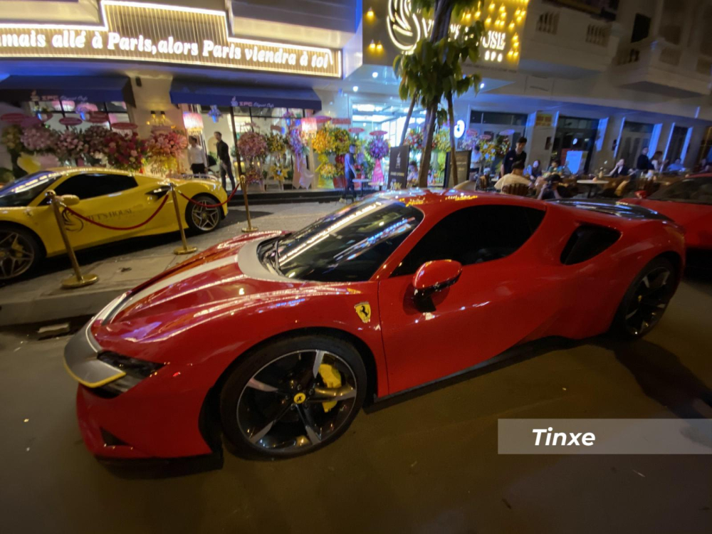 Thực tế, gói Assetto Fiorano bao gồm nhiều tuỳ chọn mà trên 2 chiếc siêu xe Ferrari SF90 Stradale về Việt Nam chỉ sở hữu vài chi tiết nhưng bộ đôi này lại không có bộ tem chiến trên.