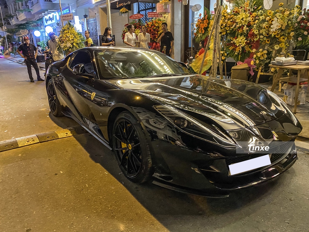 Siêu xe Ferrari 812 Superfast màu đen độc nhất Việt Nam