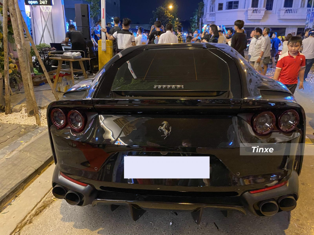 Siêu xe Ferrari 812 Superfast ngay khi xuất hiện đã gây chú ý với màn nẹt pô