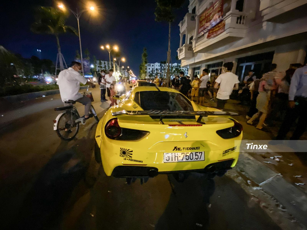 Xe đã được dán ngoại thất màu vàng
