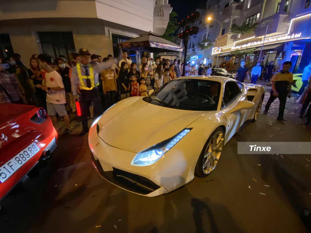 Và một chiếc siêu xe Ferrari 488 GTB khác