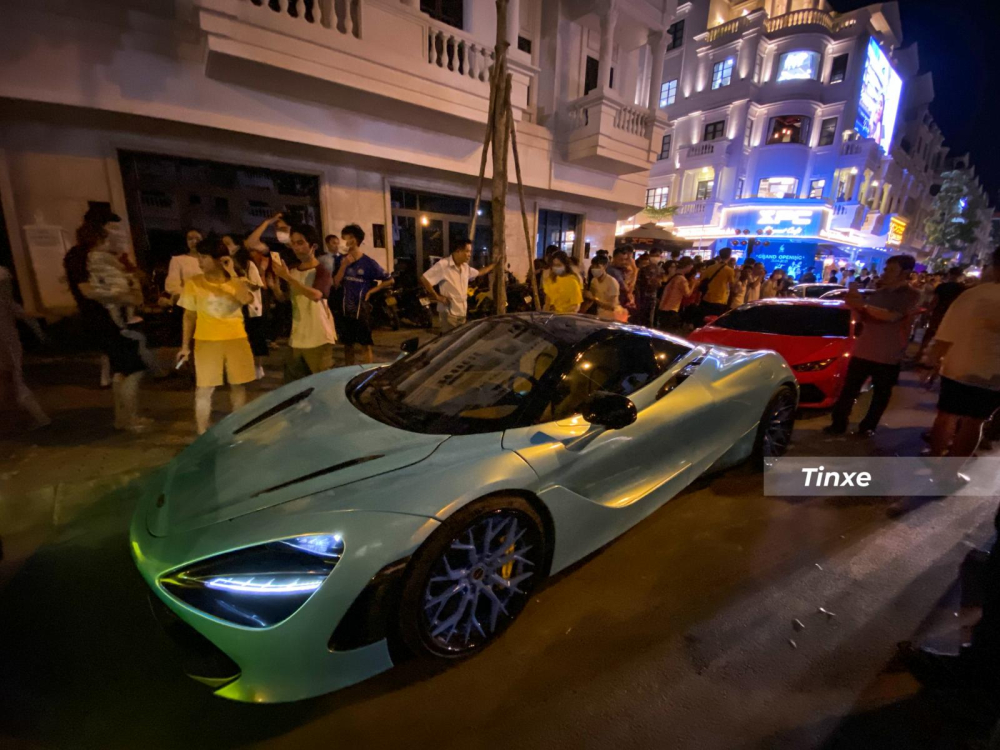 Siêu xe McLaren 720S màu xanh