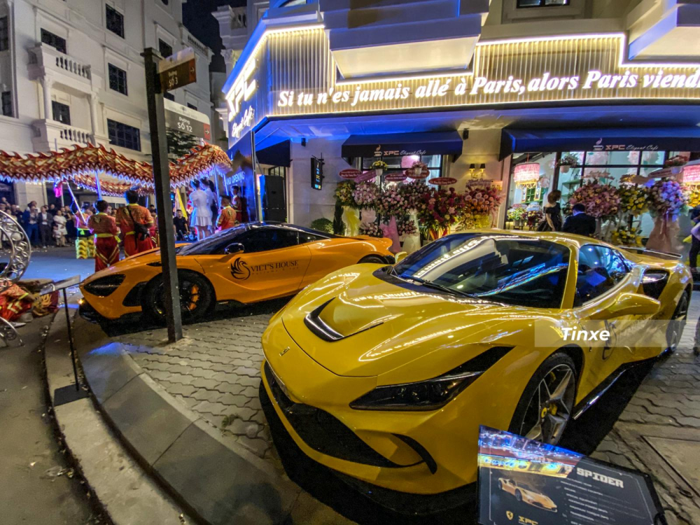 Cặp đôi McLaren 765LT cùng Ferrari F8 Spider của nữ doanh nhân 9X được trưng bày trước quán