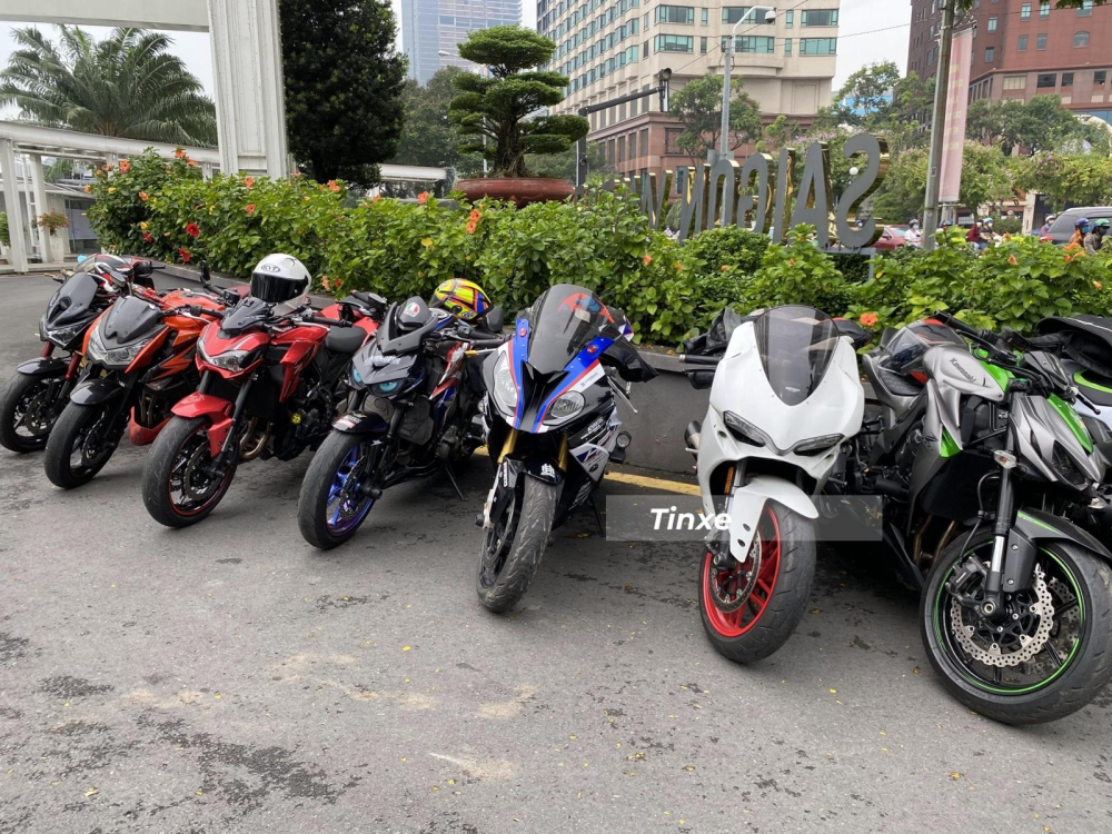 Cặp đ&ocirc;i m&ocirc; t&ocirc; BMW S1000RR v&agrave; Ducati