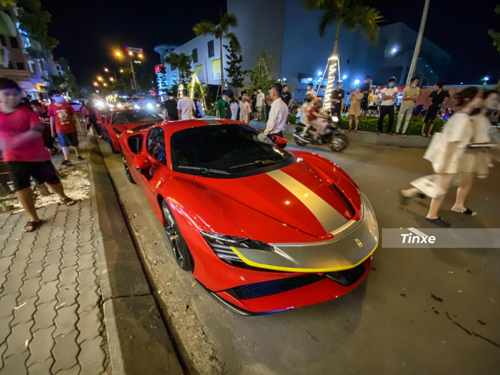 Siêu xe Ferrari SF90 Stradale thứ 2 tại sự kiện xe vào tối ngày 21 tháng 4 năm 2021