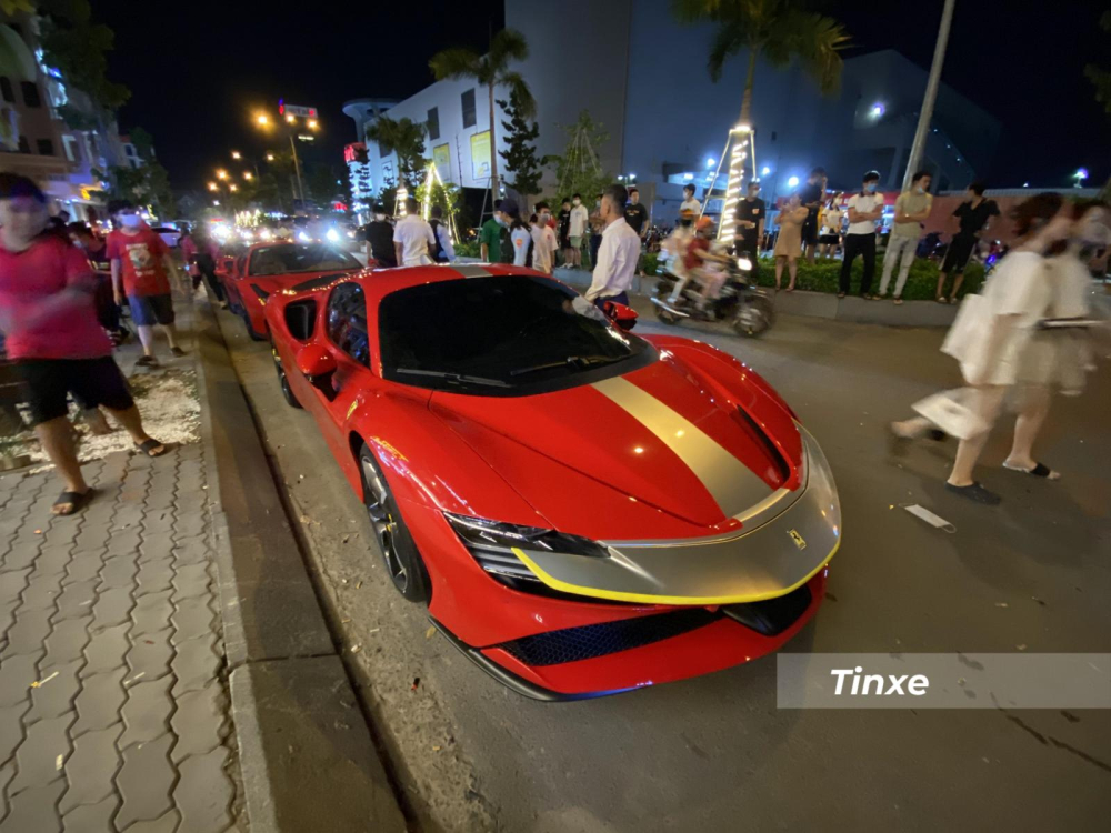 Trong số 7 chiếc siêu xe Ferrari xuất hiện tại Gò Vấp trong một sự kiện khai trương quán cà phê của nữ doanh nhân 9X ở quận Gò Vấp đã thu hút không ít sự chú ý của giới mê xe chính là mẫu xe SF90 Stradale chỉ có 2 chiếc tại dải đất hình chữ S.