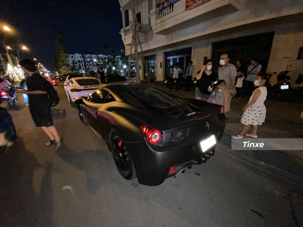 Siêu xe Ferrari 458 Italia đen nhám