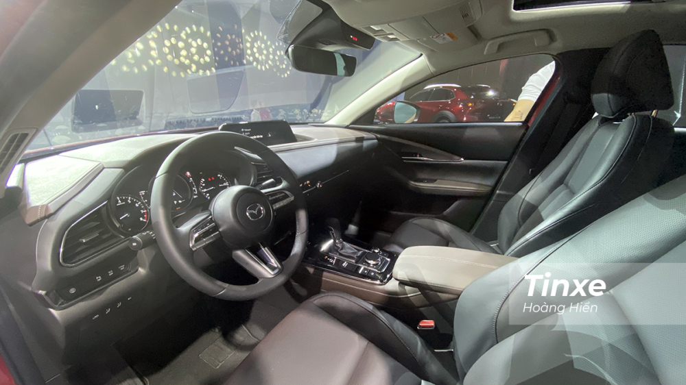 Tổng quan thiết kế hàng ghế trước của Mazda CX-30 đơn giản nhưng không kém phần tinh tế và tiện nghi.