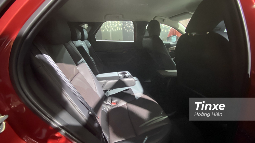 Hàng ghế thứ 2 của Mazda CX-30 có phần hơi chật nếu so sánh với các đối thủ khác.