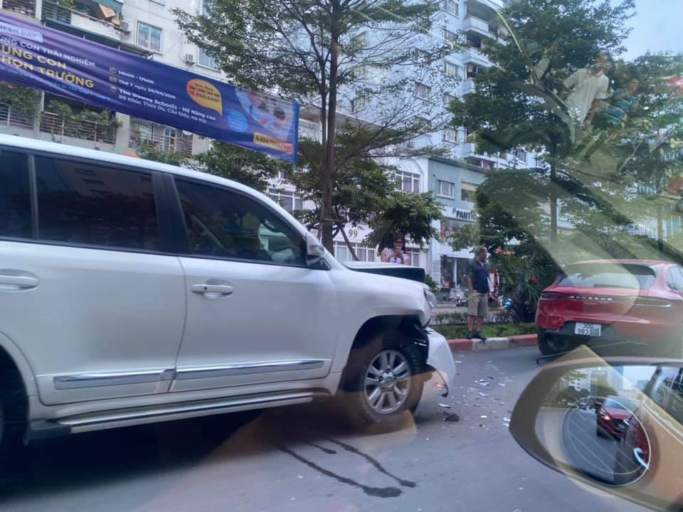Mảnh vỡ của 2 chiếc xe nằm vương v&atilde;i tr&ecirc;n mặt đường