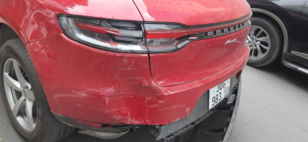 Chiếc Porsche Macan bị biến dạng ở đu&ocirc;i xe