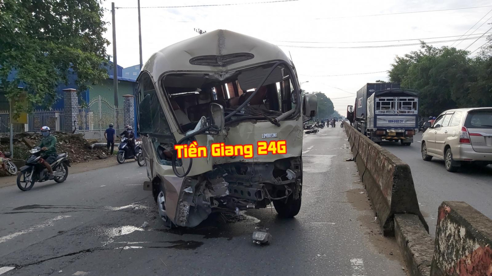Chiếc ô tô khách tông vào cột điện sau khi va chạm với xe máy