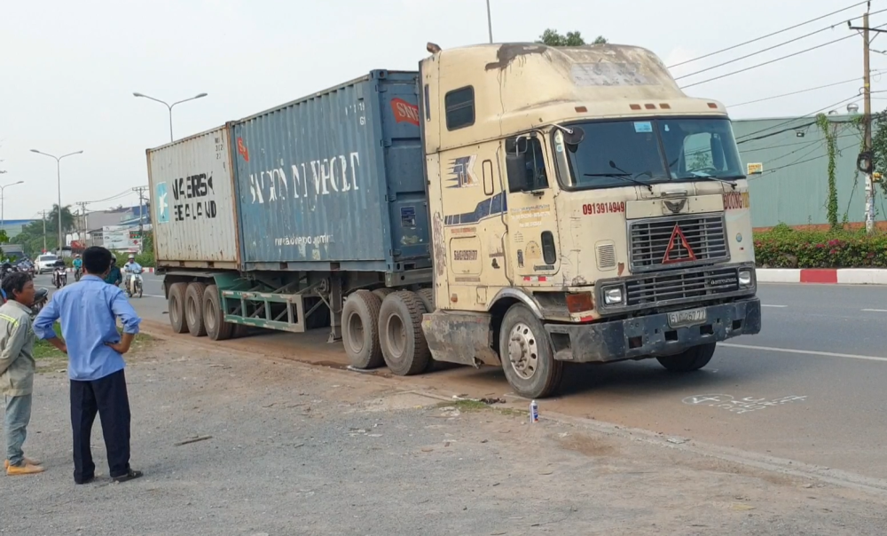 Chiếc xe container chạy hơn 100 m mới dừng lại hẳn