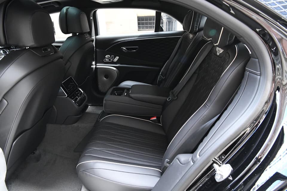 H&agrave;ng ghế sau tr&ecirc;n chiếc xe si&ecirc;u sang Bentley Flying Spur First Edition của doanh nh&acirc;n Đức Huy
