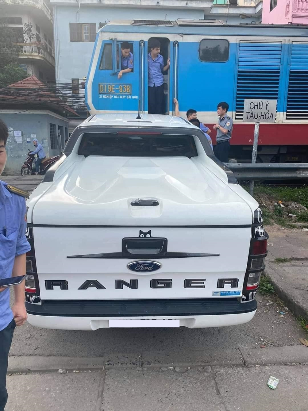 Hiện trường vụ tai nạn giữa xe bán tải và đoàn tàu hoả
