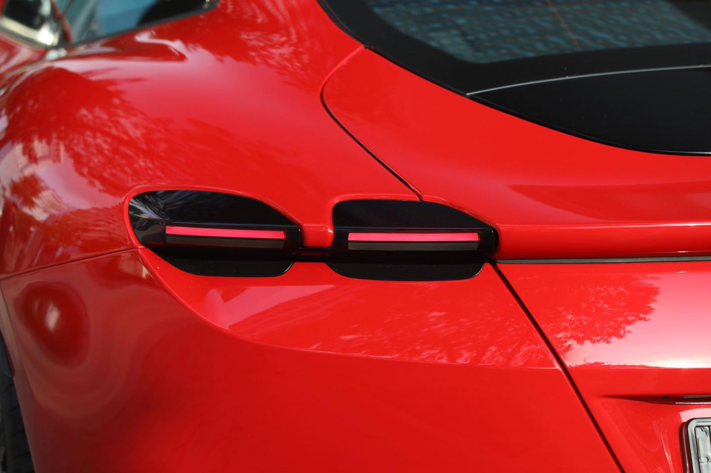 Đèn hậu LED cá tính của siêu xe Ferrari Roma Đèn hậu LED cá tính của siêu xe Ferrari Roma