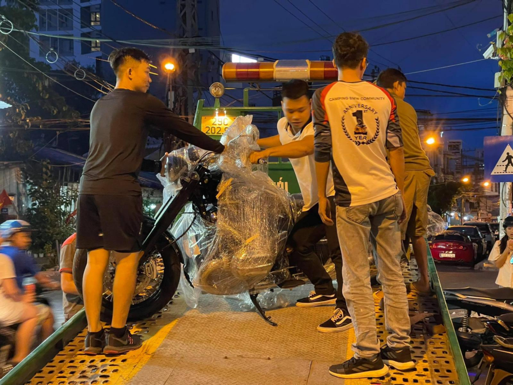 Chủ nhân khá hào hứng khi nhận bàn giao chiếc xe BMW R18 First Edition Chủ nhân khá hào hứng khi nhận bàn giao chiếc xe BMW R18 First Edition