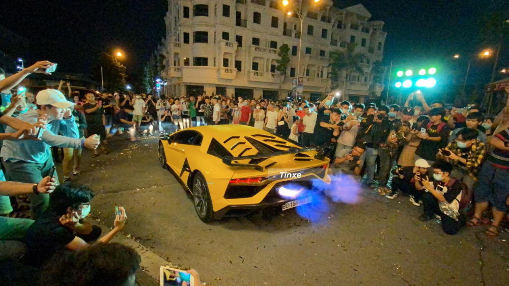 Ngay sau đó là màn nẹt pô khạc lửa hơn 3 phút Ngay sau đó là màn nẹt pô khạc lửa hơn 3 phút