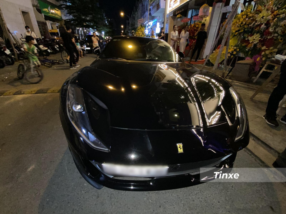 Siêu xe Ferrari 812 Superfast trên đường phố quận Gò Vấp Siêu xe Ferrari 812 Superfast trên đường phố quận Gò Vấp