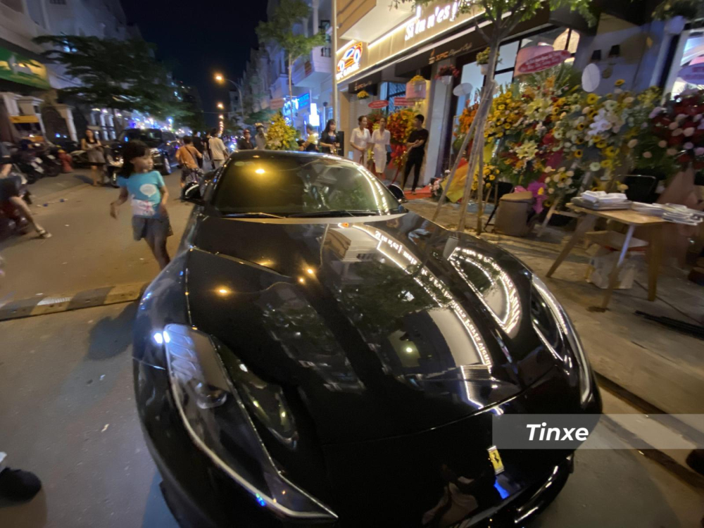 Siêu xe Ferrari 812 Superfast được trang bị động cơ V8, dung tích 6.5 lít Siêu xe Ferrari 812 Superfast được trang bị động cơ V8, dung tích 6.5 lít