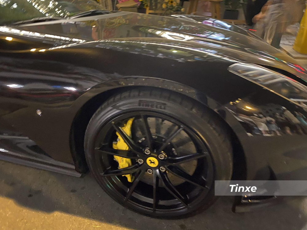 Siêu xe Ferrari 812 Superfast này vẫn sở hữu mâm 5 chấu kép sơn đen mờ và kẹp phanh màu vàng Siêu xe Ferrari 812 Superfast này vẫn sở hữu mâm 5 chấu kép sơn đen mờ và kẹp phanh màu vàng