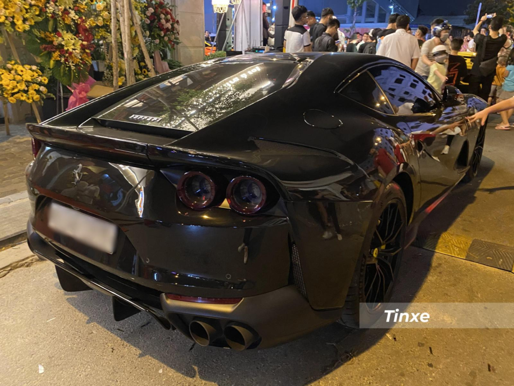Siêu xe Ferrari 812 Superfast trong Sài thành có màu sơn đen Siêu xe Ferrari 812 Superfast trong Sài thành có màu sơn đen