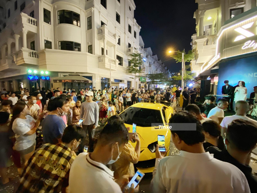 Đám đông vây quanh lấy chiếc siêu xe giới hạn Lamborghini Aventador SVJ và phía sau là Ferrari 812 Superfast Đám đông vây quanh lấy chiếc siêu xe giới hạn Lamborghini Aventador SVJ và phía sau là Ferrari 812 Superfast