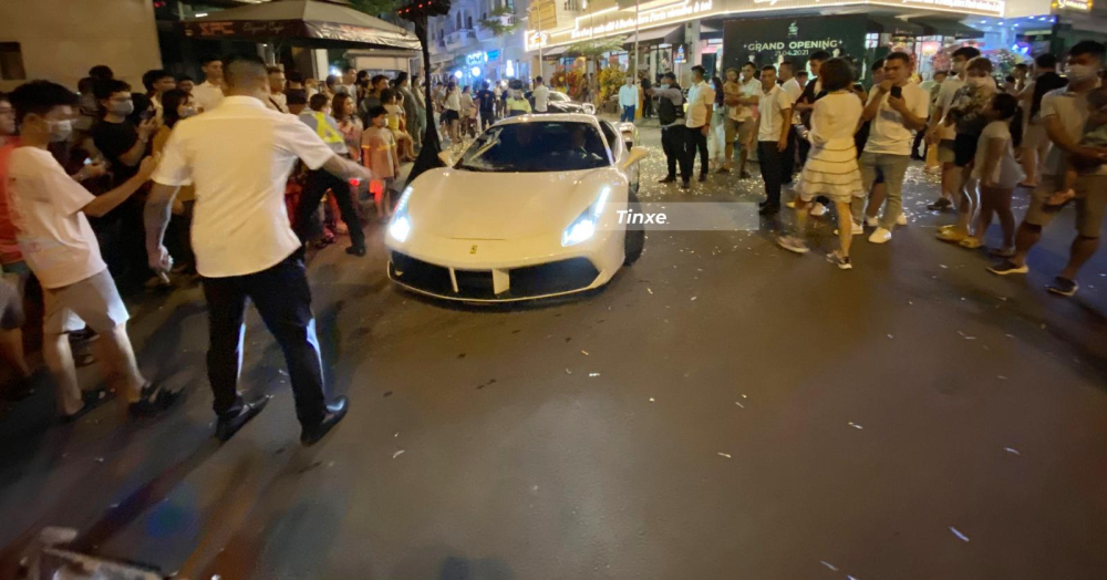 Đội bảo vệ và các chủ siêu xe hỗ trợ người lái chiếc Ferrari 488 GTB vào vị trí đỗ xe Đội bảo vệ và các chủ siêu xe hỗ trợ người lái chiếc Ferrari 488 GTB vào vị trí đỗ xe