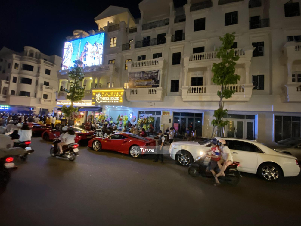 Một hàng dài siêu xe xếp hàng tại quận Gò Vấp. Dẫn đầu là Ferrari SF90 Stradale, Ferrari 488 GTB biển ngũ quý 5, Ferrari F8 Tributo và cuối cùng là xe siêu sang Rolls-Royce Ghost. Phía trước đó còn có hơn 10 siêu xe khác xếp hàng Một hàng dài siêu xe xếp hàng tại quận Gò Vấp. Dẫn đầu là Ferrari SF90 Stradale, Ferrari 488 GTB biển ngũ quý 5, Ferrari F8 Tributo và cuối cùng là xe siêu sang Rolls-Royce Ghost. Phía trước đó còn có hơn 10 siêu xe khác xếp hàng