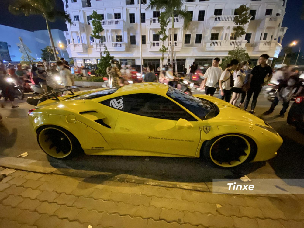Nguyên bản chiếc siêu xe Ferrari 488 GTB độ Liberty Walk có một không hai tại dải đất hình chữ S này sở hữu màu sơn đen bóng, sau đó, những người thợ tại Sài thành đã khoác lên mình chú Nguyên bản chiếc siêu xe Ferrari 488 GTB độ Liberty Walk có một không hai tại dải đất hình chữ S này sở hữu màu sơn đen bóng, sau đó, những người thợ tại Sài thành đã khoác lên mình chú ngựa chồm bộ áo đề-can màu vàng rất nổi bật.