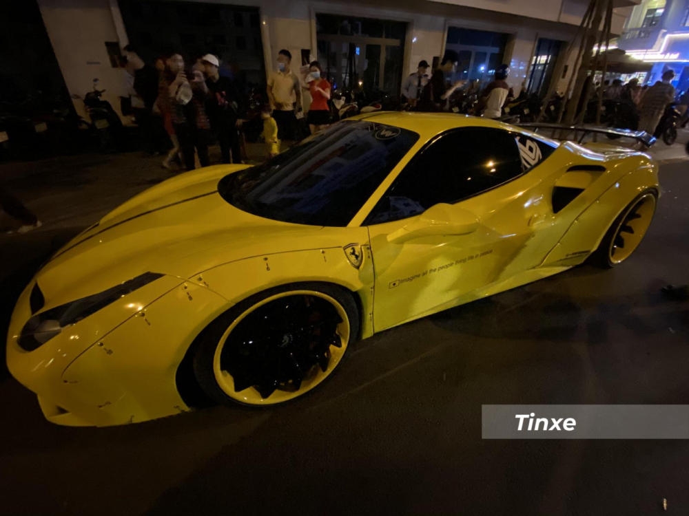 Trong số hàng trăm siêu xe và xe thể thao từng thay áo bằng đề-can, có lẽ, chiếc siêu xe Ferrari phiên bản 488 GTB độ Liberty Walk độc nhất Việt Nam là 1 trong số ít các xe có số lần thay áo trên con số 6. Nhiều bộ áo từng qua diện mạo của chiếc xe này như xanh ngọc, đỏ, đen nhám-sọc vàng, vàng-đen, trắng-xanh hay mới đây nhất là màu vàng bóng đẹp mắt. Trong số hàng trăm siêu xe và xe thể thao từng thay áo bằng đề-can, có lẽ, chiếc siêu xe Ferrari phiên bản 488 GTB độ Liberty Walk độc nhất Việt Nam là 1 trong số ít các xe có số lần thay áo trên con số 6. Nhiều bộ áo từng qua diện mạo của chiếc xe này như xanh ngọc, đỏ, đen nhám-sọc vàng, vàng-đen, trắng-xanh hay mới đây nhất là màu vàng bóng đẹp mắt.