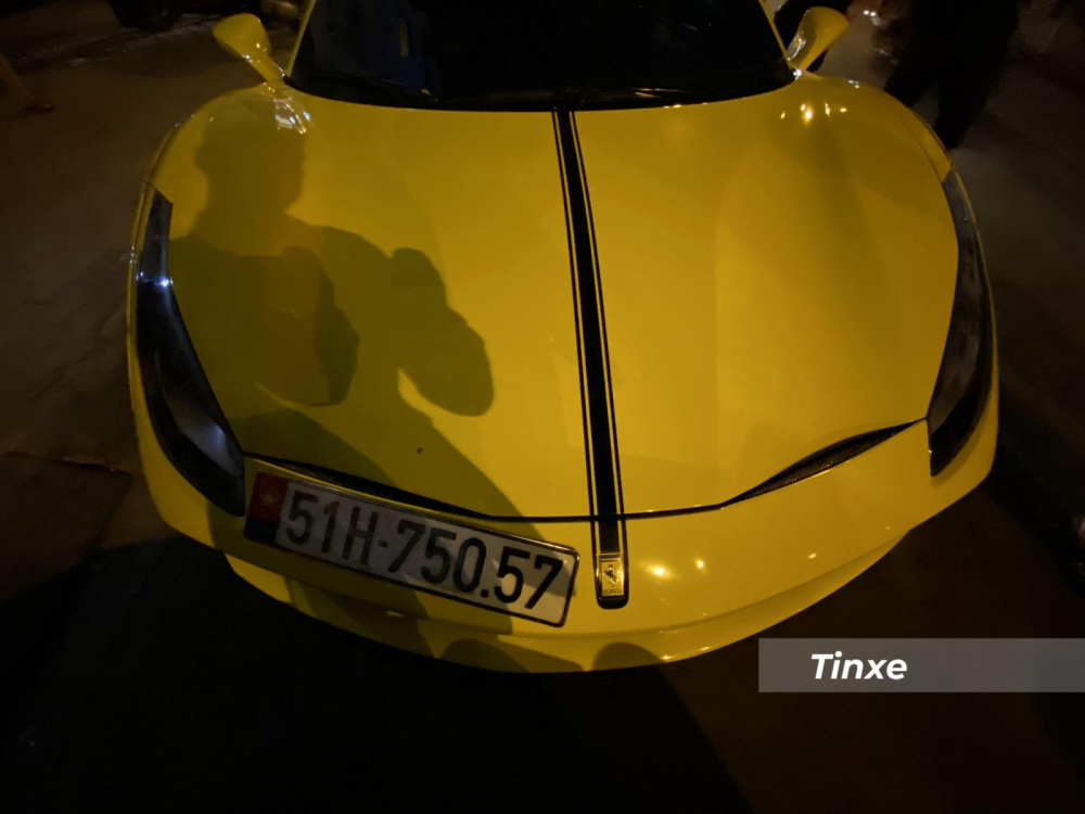 Chưa dừng lại đó, một sọc nhỏ màu đen chạy chính giữa phần đầu của siêu xe Ferrari 488 GTB độ Liberty Walk này cũng mang đến sự khác lạ cho xe. Chưa dừng lại đó, một sọc nhỏ màu đen chạy chính giữa phần đầu của siêu xe Ferrari 488 GTB độ Liberty Walk này cũng mang đến sự khác lạ cho xe.