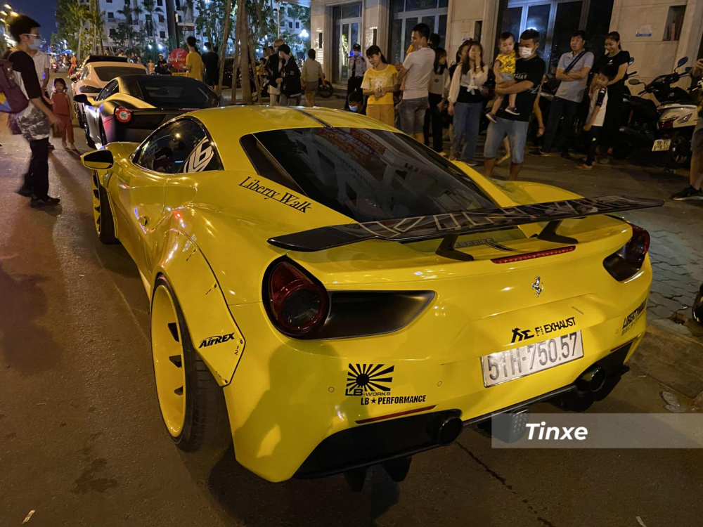 Nguyên bản chiếc siêu xe Ferrari 488 GTB độ Liberty Walk độc nhất vô nhị tại Việt Nam còn có cánh lướt gió cỡ lớn phía trước đầu xe nhưng hiện tại chi tiết này đã không còn xuất hiện. Nguyên bản chiếc siêu xe Ferrari 488 GTB độ Liberty Walk độc nhất vô nhị tại Việt Nam còn có cánh lướt gió cỡ lớn phía trước đầu xe nhưng hiện tại chi tiết này đã không còn xuất hiện.