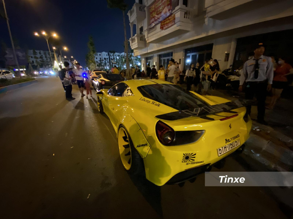Động cơ trên siêu xe Ferrari 488 GTB kết hợp cùng hộp số 7 cấp theo kiểu xe đua F1, nhờ đó, mẫu siêu xe độ Liberty Walk chỉ mất khoảng thời gian 3 giây để tăng tốc lên 100 km/h từ vị trí xuất phát trước khi đạt vận tốc tối đa 330 km/h. Dù không nâng cấp động cơ cho Động cơ trên siêu xe Ferrari 488 GTB kết hợp cùng hộp số 7 cấp theo kiểu xe đua F1, nhờ đó, mẫu siêu xe độ Liberty Walk chỉ mất khoảng thời gian 3 giây để tăng tốc lên 100 km/h từ vị trí xuất phát trước khi đạt vận tốc tối đa 330 km/h. Dù không nâng cấp động cơ cho siêu ngựa này, nhưng việc trang bị ống xả độ FI cũng mang đến tiếng thở chất hơn cho bản độ Ferrari 488 GTB Libery Walk độc nhất vô nhị tại Việt Nam